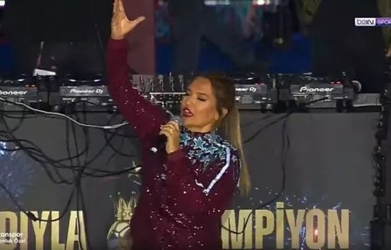 Demet Akalın, Trabzonspor taraftarlarını ''Kulüp'' şarkısıyla coşturdu…