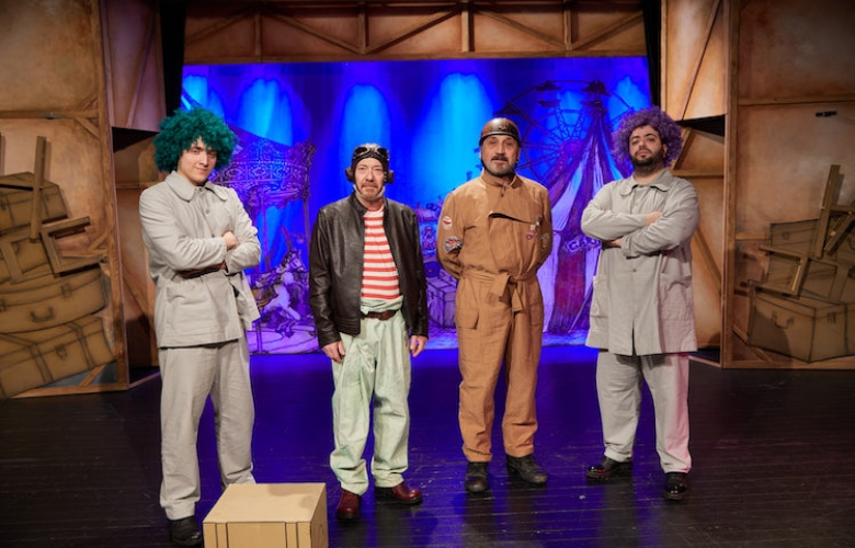 Cem Davran ile Hakan Gerçek’in birlikte yönettiği ve birlikte rol aldığı “SAMANYOLU’nu bilir misiniz?”, KüçükÇiftlik Bahçe Tiyatrosu’nda ilk açıkhava gösterimini gerçekleştirecek