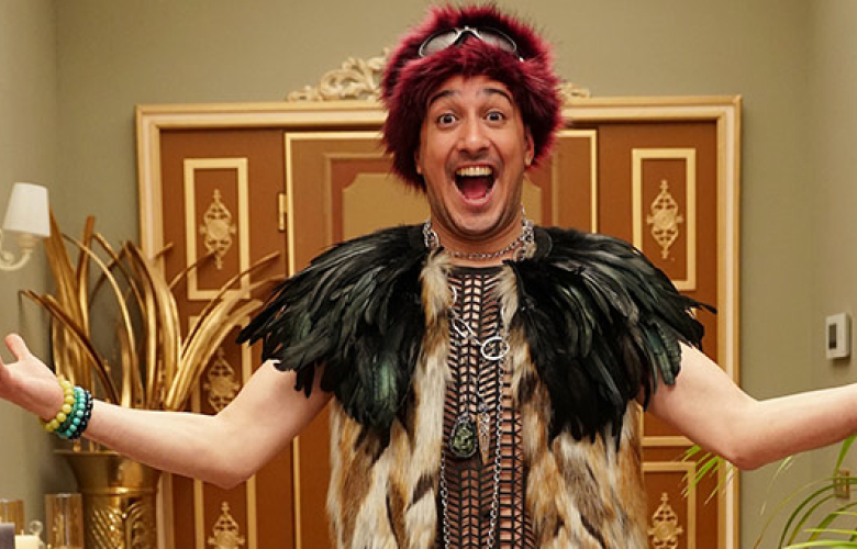 Sarp Apak kılıktan kılığa girdi