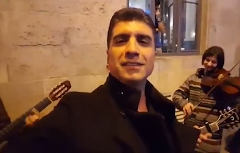 Özcan Deniz sokak müzisyenleriyle düet yaptı... 