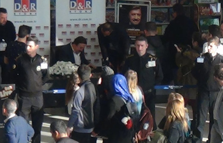 Selami Şahin’e imza gününde hayran şoku 