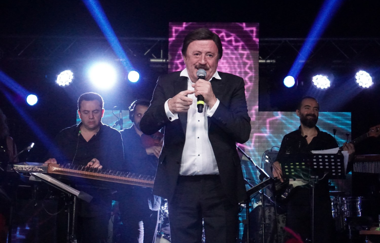 Sahne &quot;ölüm&quot; dinlemedi! Selami Şahin abisinin vefatından 2 gün sonra sahneye çıkmak zorunda kaldı 