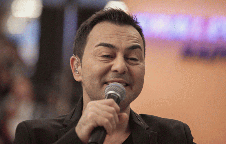 Serdar Ortaç konser sırasında fenalaştı