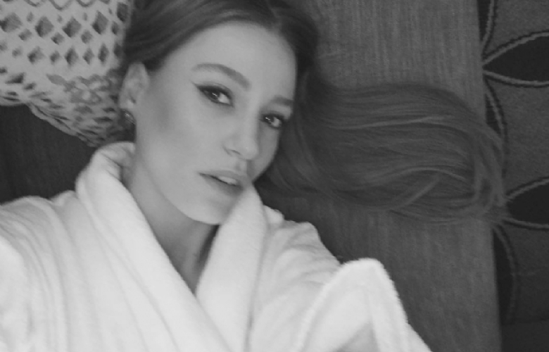 Serenay Sarıkaya'dan bornozlu paylaşım! 