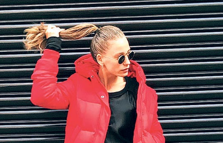 Serenay Sarıkaya defile için Londra’ya gitti 