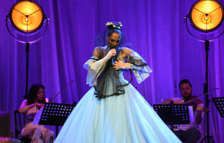 Sertab Erener kıyafetinin azizliğine uğradı!