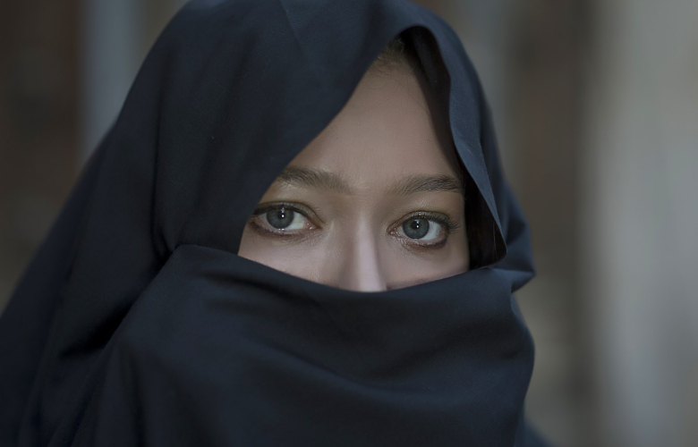 Nurgül Yeşilçay çarşafa girdi!