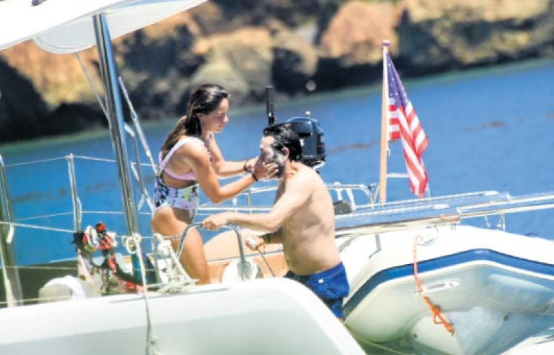 Sevgilisini elleriyle yıkadı.