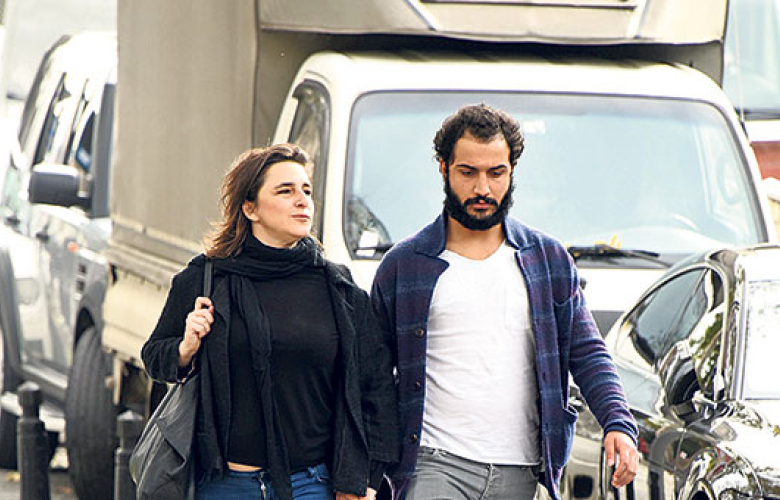 Esra Dermancıoğlu sevgilisiyle el ele