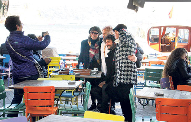 Birkan Sokullu'nun etrafını teyzeler sardı!