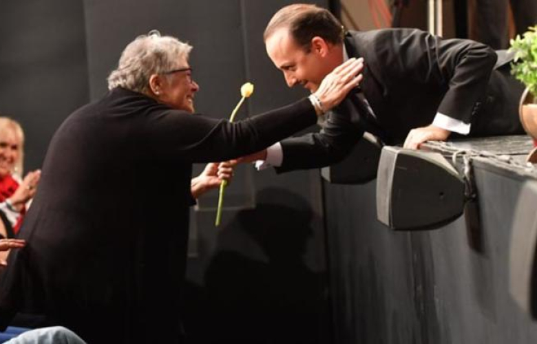 Tolga Çevik: "Bu çiçek anneme"