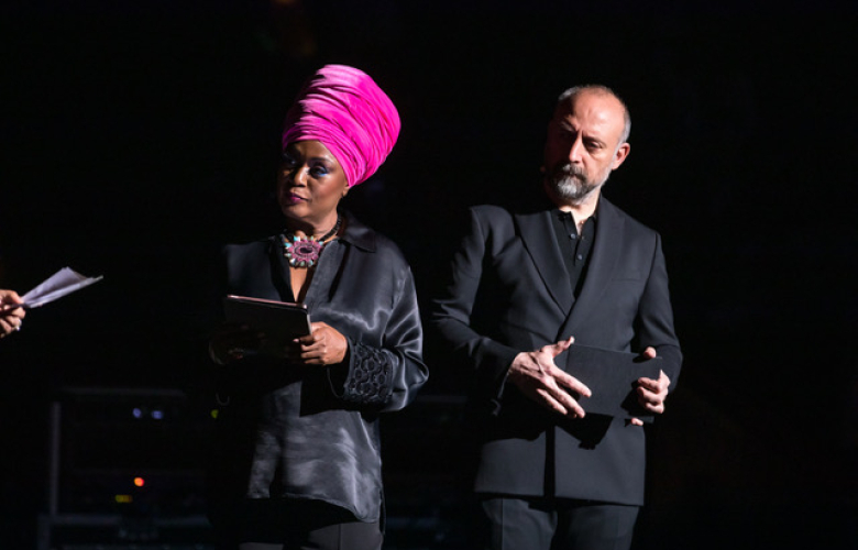 HALİT ERGENÇ DEPREMZEDELER İÇİN OLIVIA COLMAN, JUMOKE FASHOLA İLE AYNI SAHNEDE!