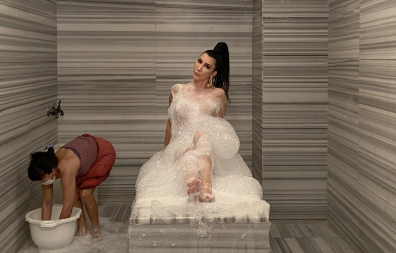 Hande Yener'den yeni klip "Kaç" 