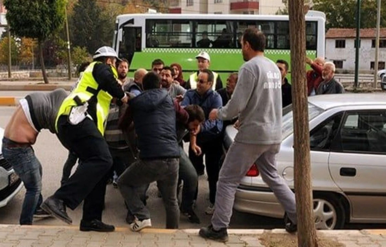 Trafikte kavga için araçtan inen yandı!