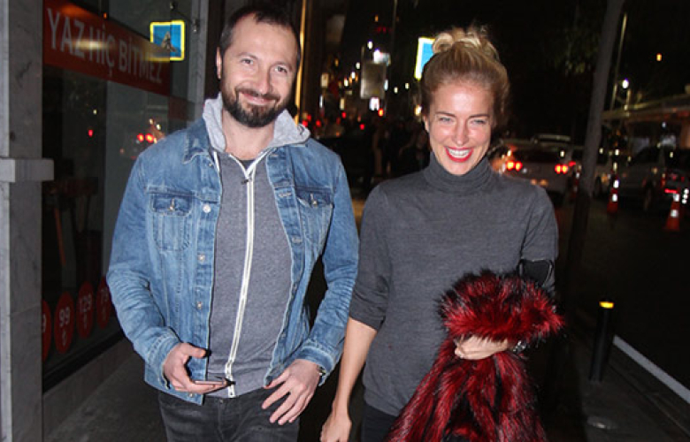 Burcu Esmersoy, yağmurdan eve kaçtı...