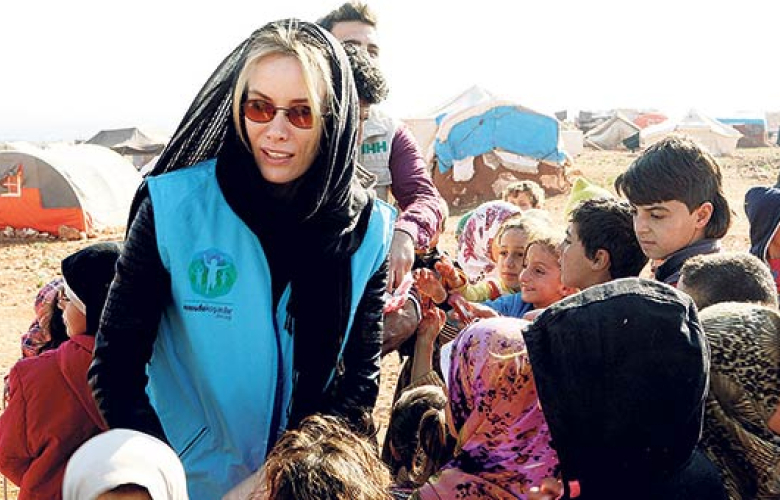 Gamze Özçelik yetimhaneleri ziyaret etti