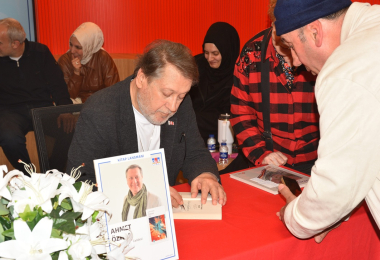 Ahmet Özhan kitabının imza gününde